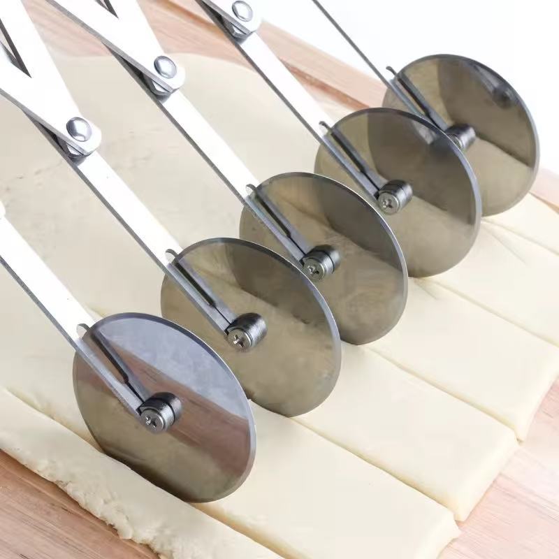 Stainless steel extendable multi-wheel pizza cutting knife